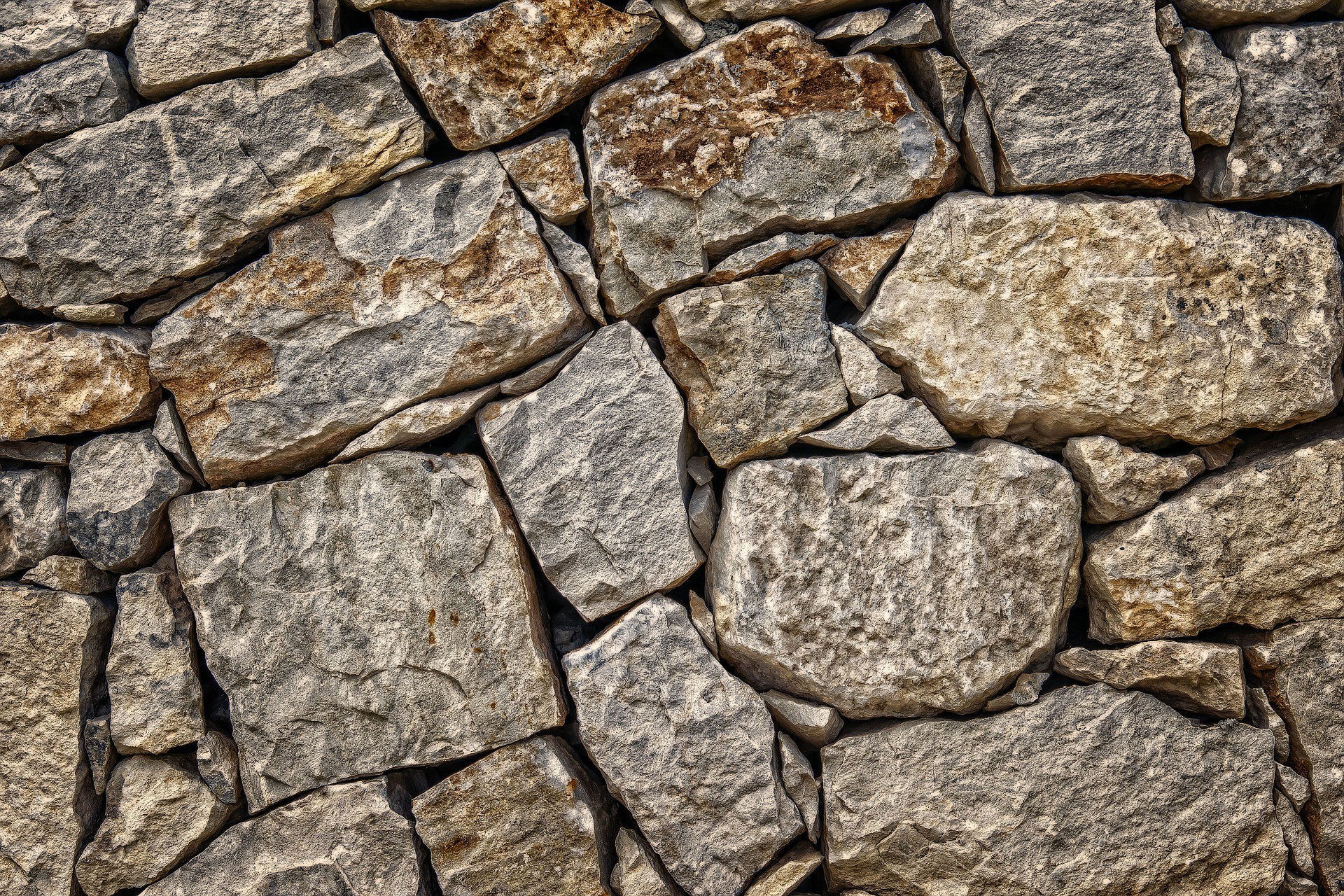 A wall of smooth square stones